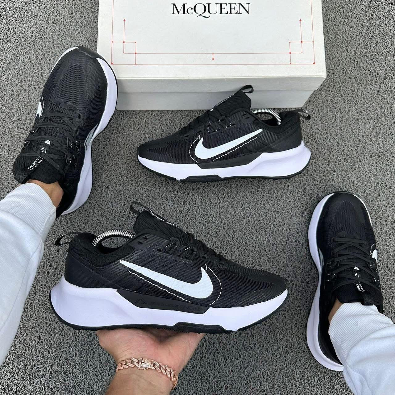 NIKE JUPITER NEGRO BLANCO
