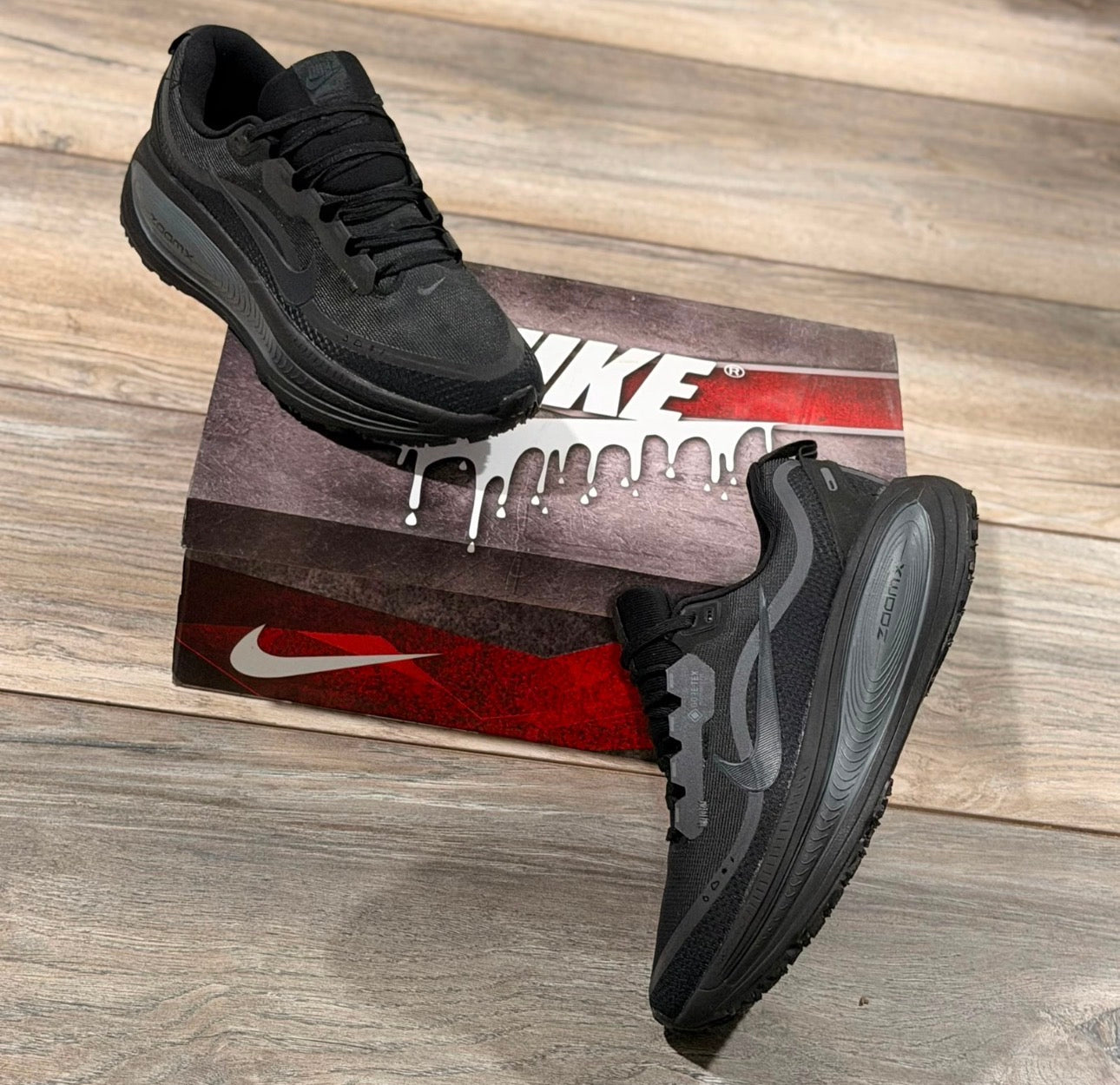 NIKE VOMERO PLUS NEGRO GRIS