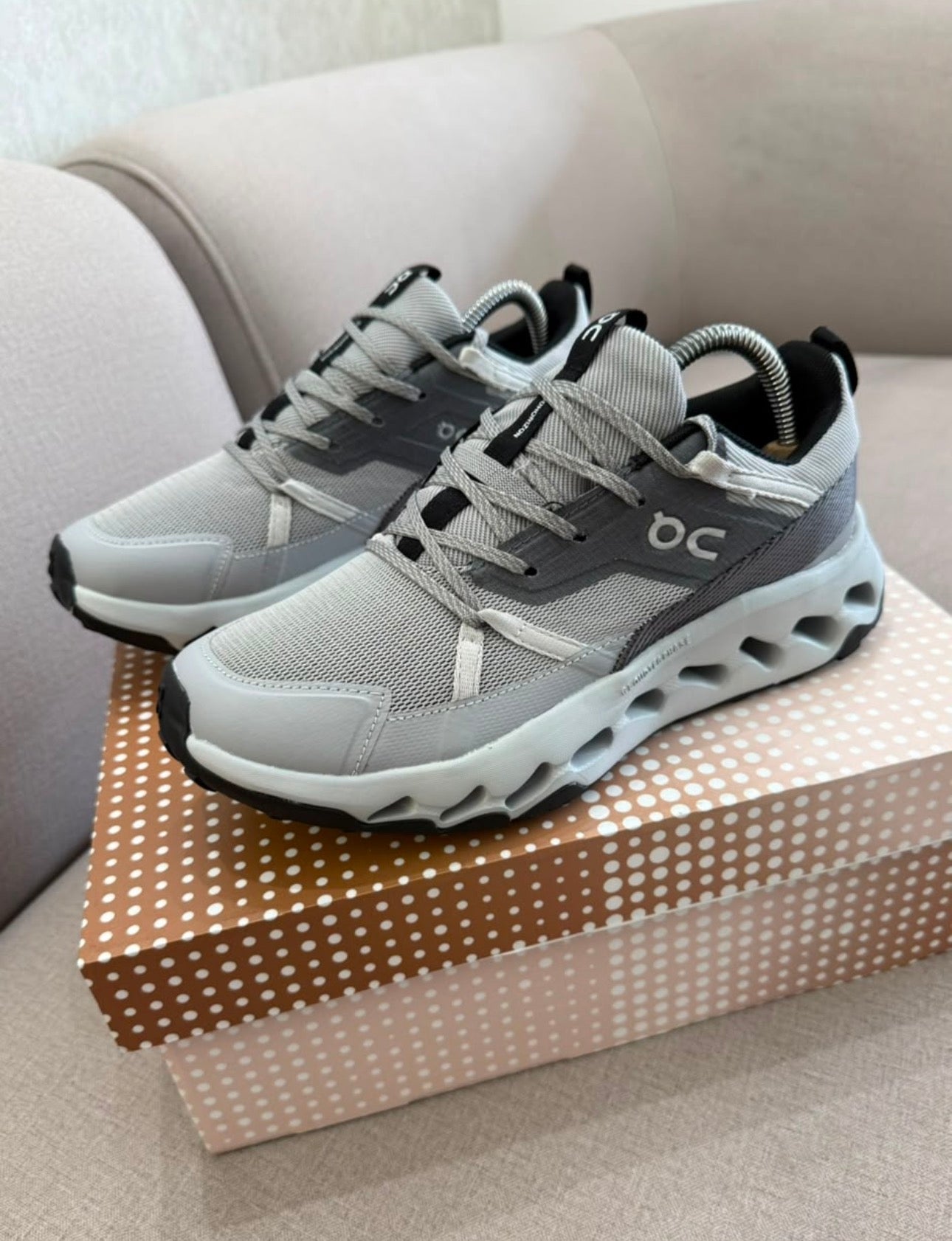 ON CLOUD HORIZON GRIS